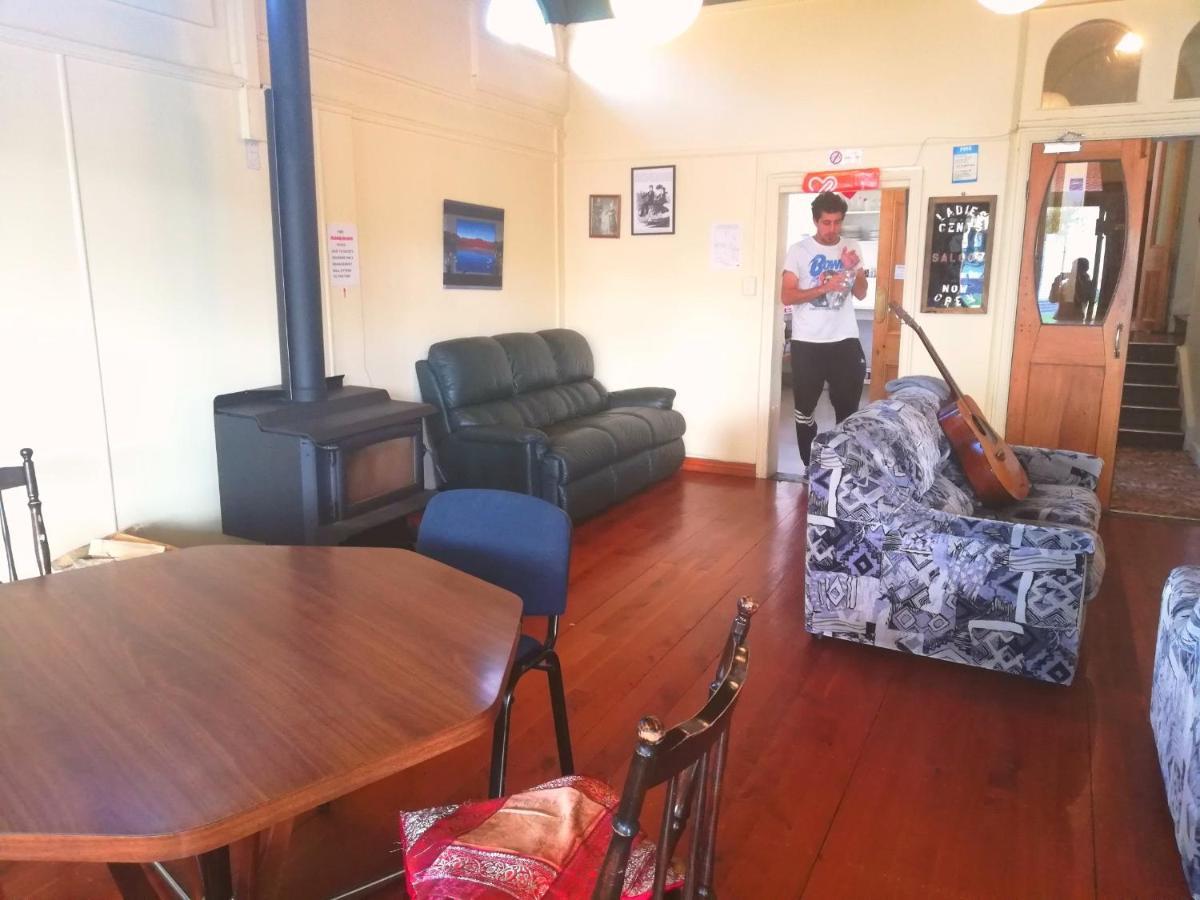 Empire Hotel Backpackers أومارا المظهر الخارجي الصورة